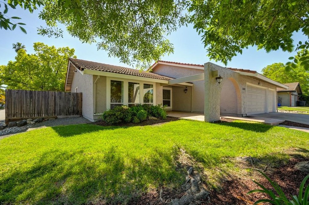 1301 Mossbrook Ct, Roseville CA  95661-5418 exterior