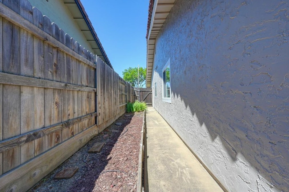 1301 Mossbrook Ct, Roseville CA  95661-5418 exterior