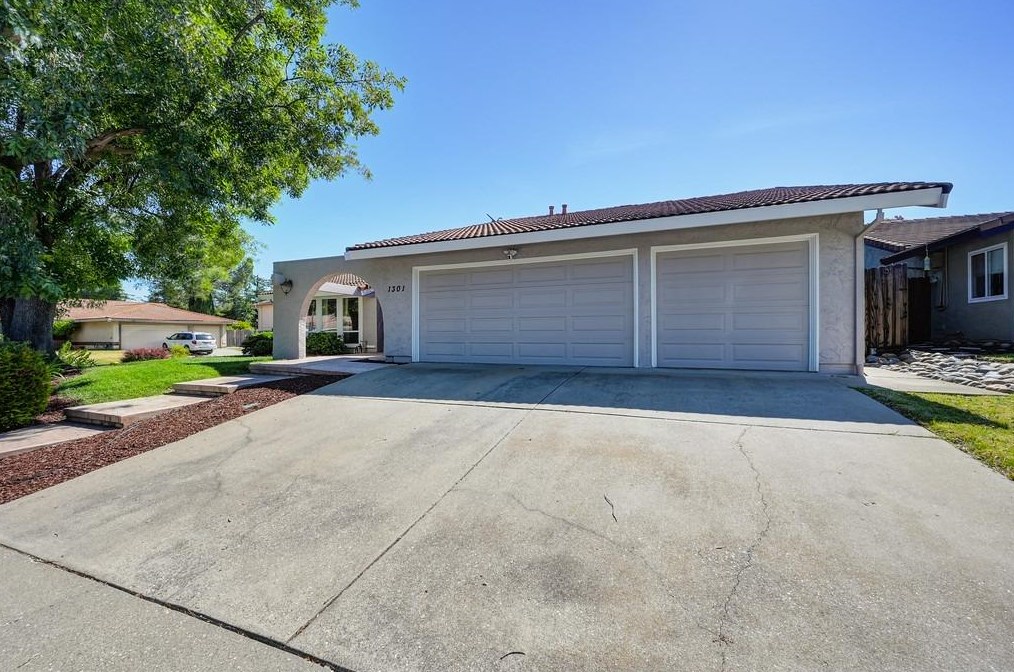1301 Mossbrook Ct, Roseville CA  95661-5418 exterior