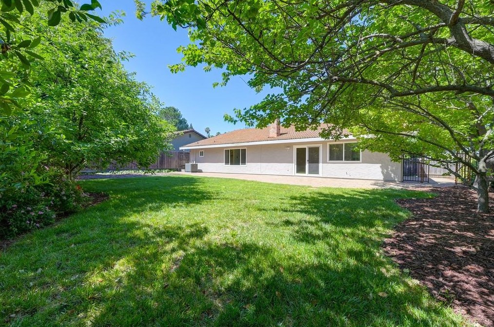 1301 Mossbrook Ct, Roseville CA  95661-5418 exterior