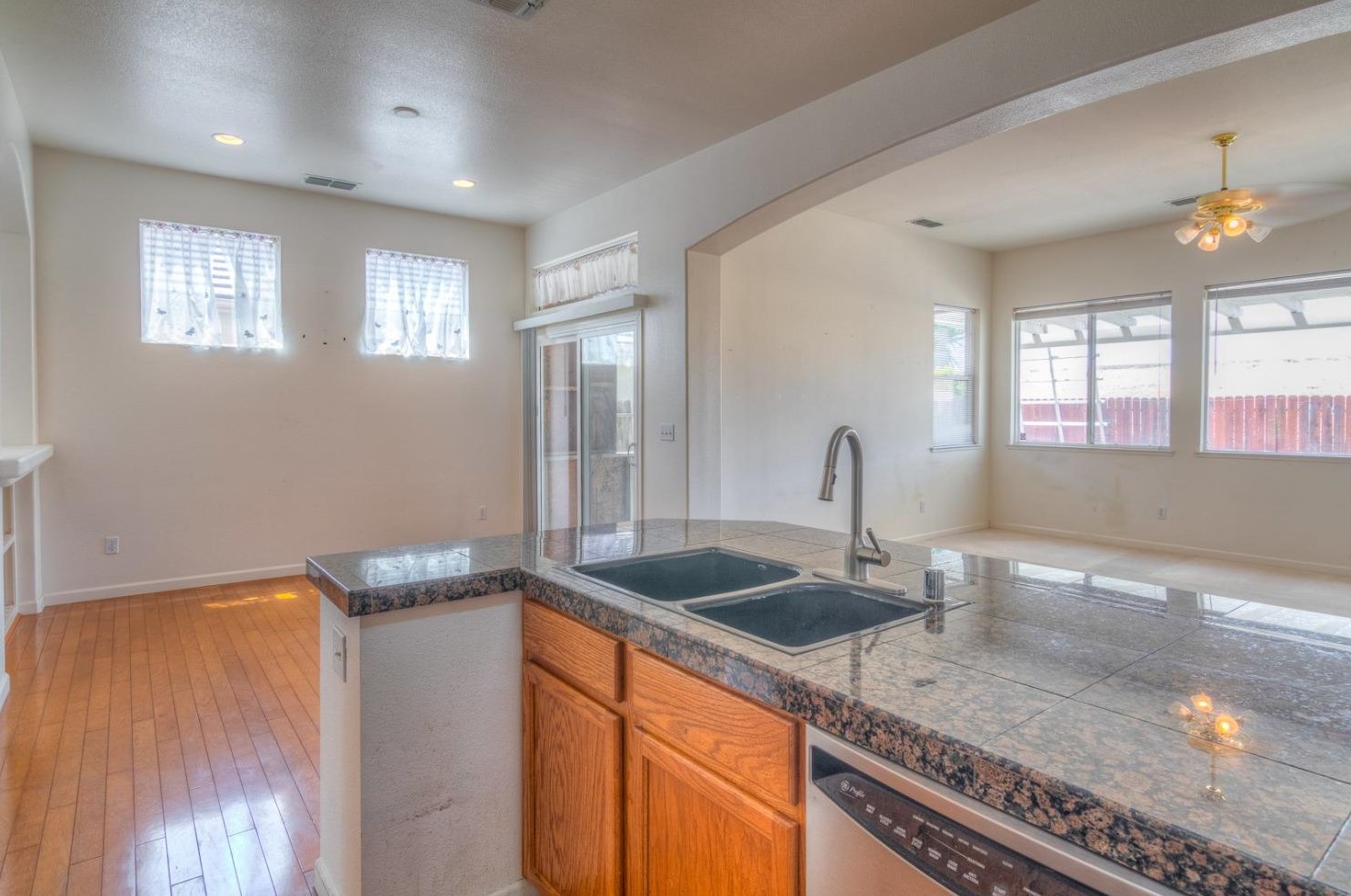 3266 Malcolm Is St, West Sacramento CA  95691-5946 exterior