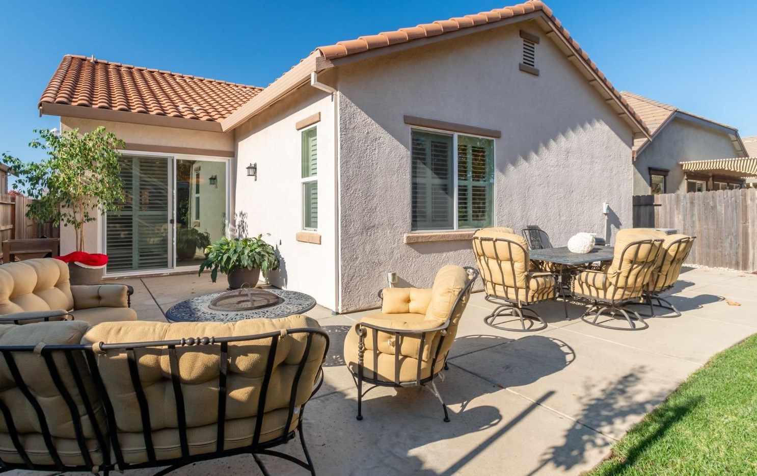 2129 Ashton Dr, Roseville CA  95747-9086 exterior