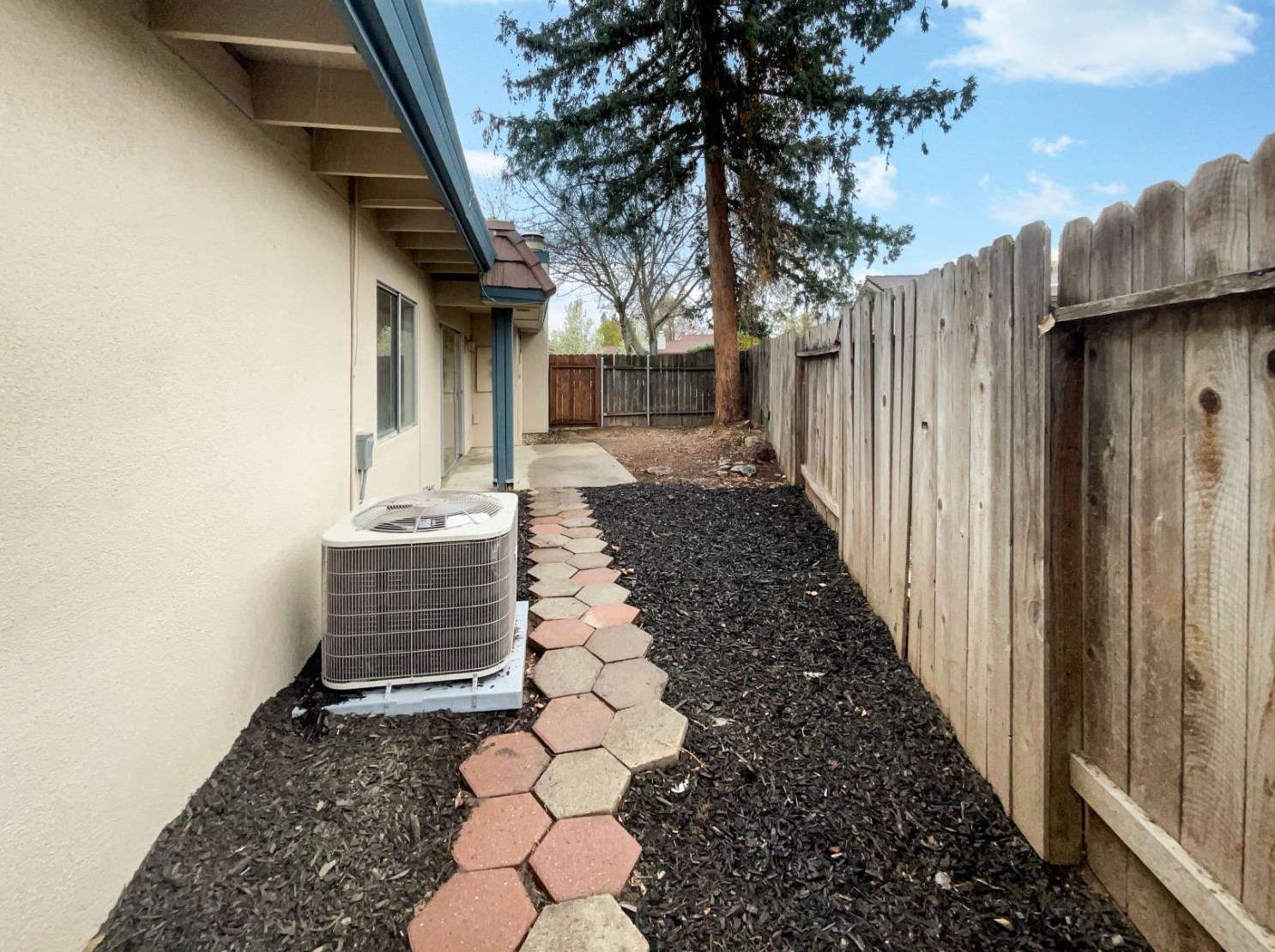 11003 Cobblestone Dr, Rancho Cordova CA  95670-4231 exterior