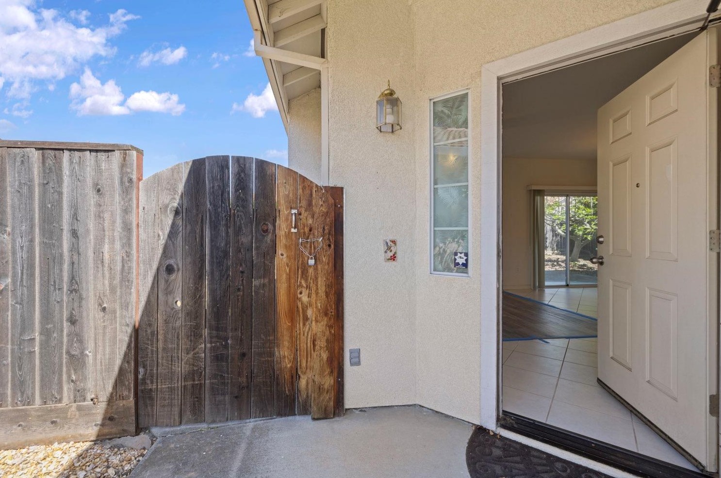 221 Aruba Cir, Sacramento CA  95823-5985 exterior