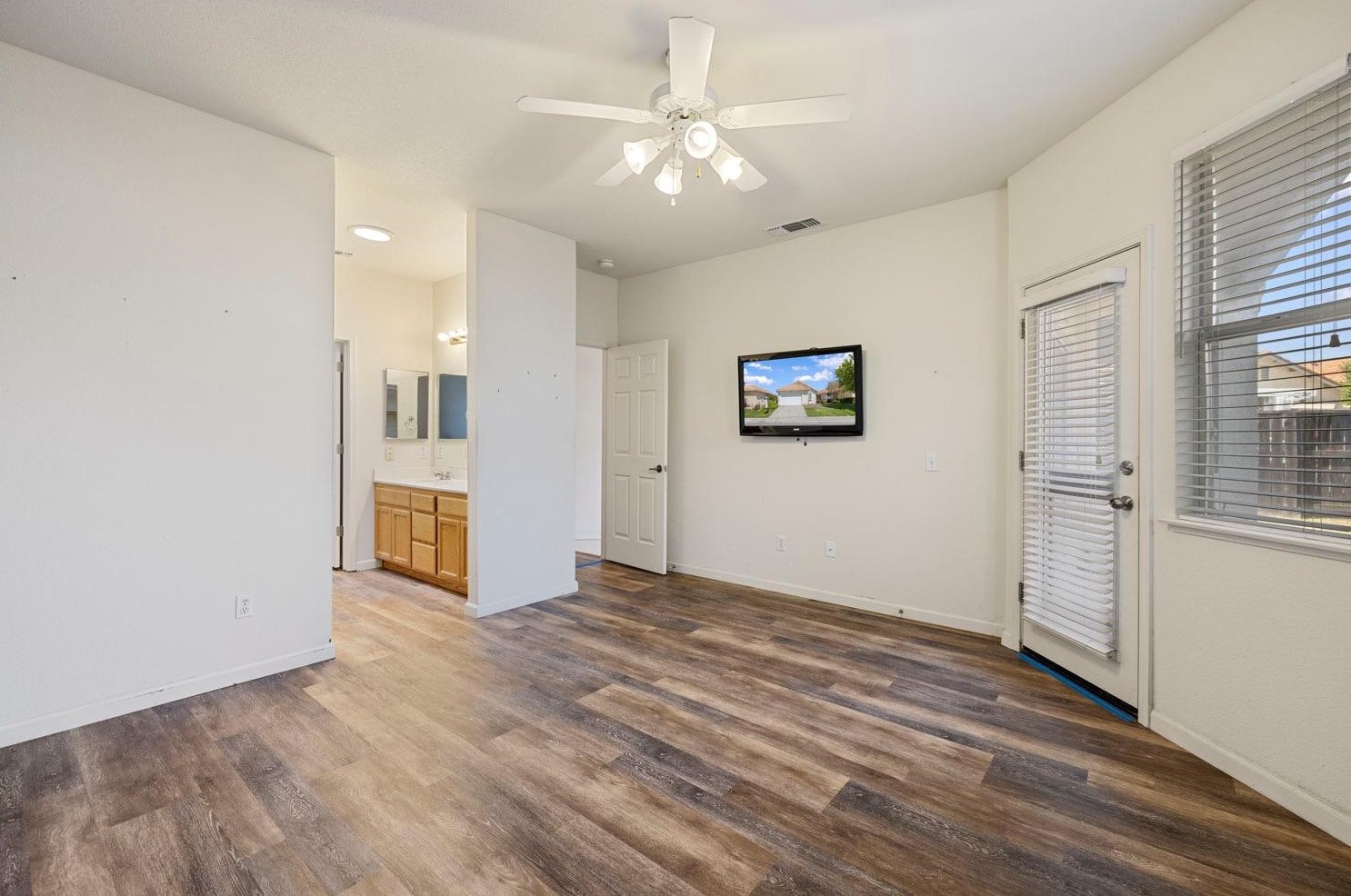 221 Aruba Cir, Sacramento CA  95823-5985 exterior