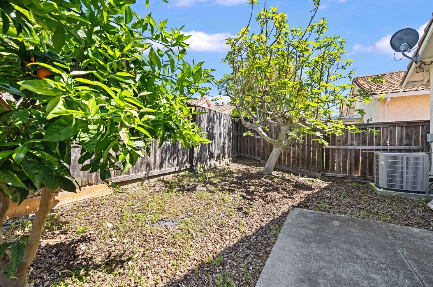 221 Aruba Cir, Sacramento CA  95823-5985 exterior