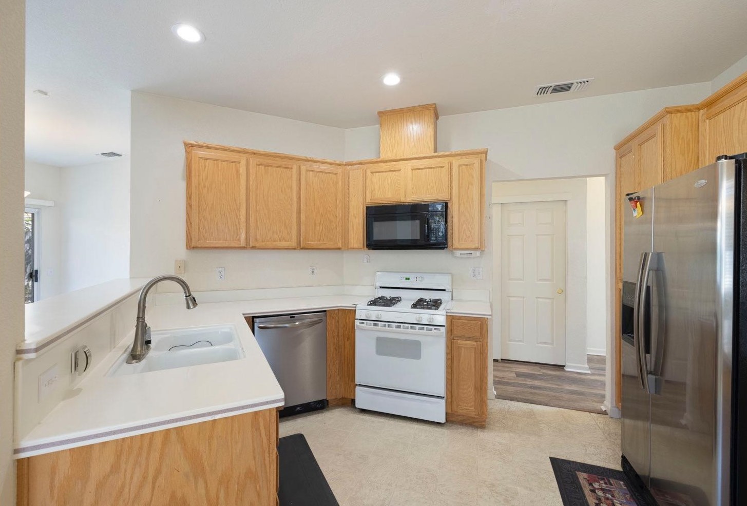 221 Aruba Cir, Sacramento CA  95823-5985 exterior