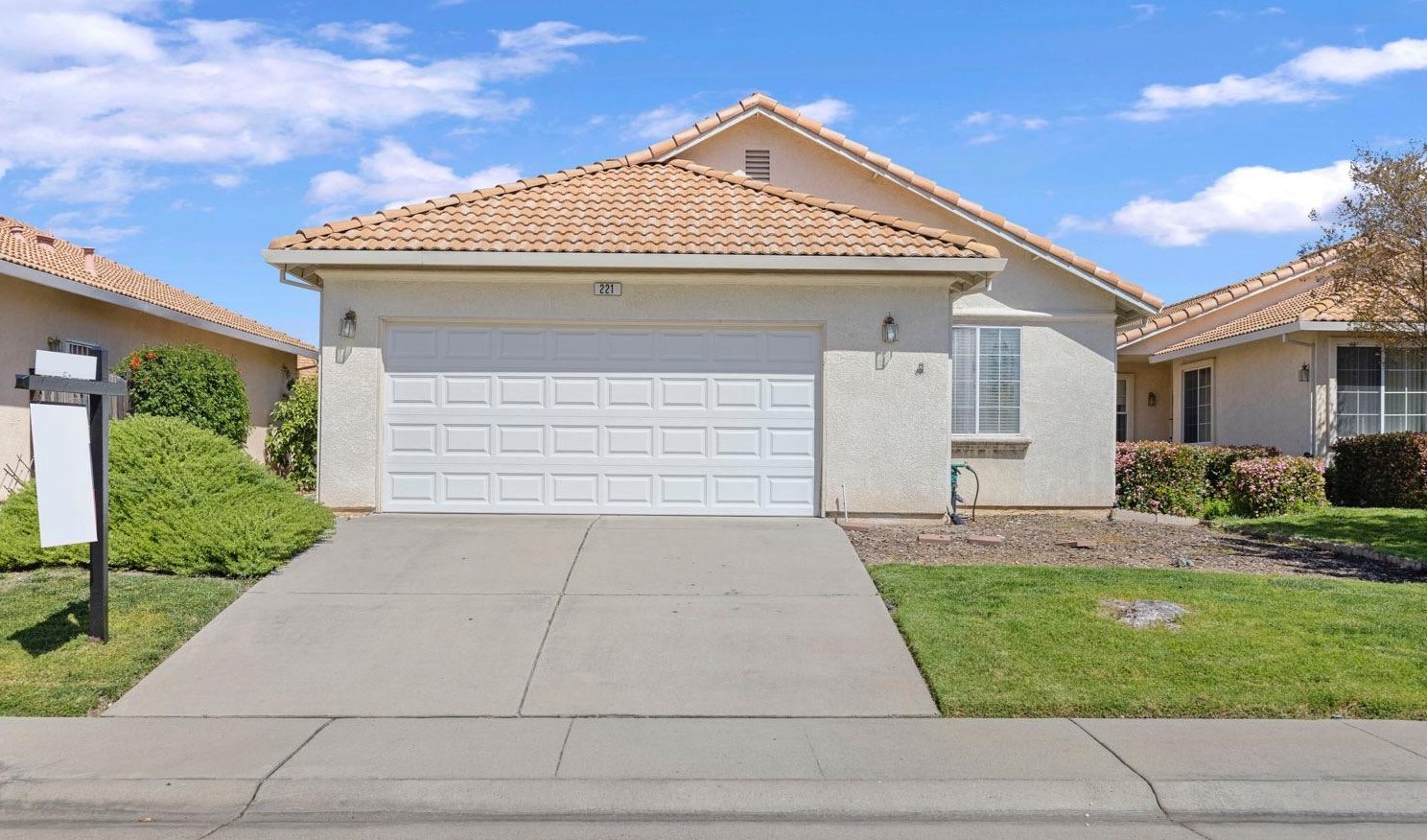 221 Aruba Cir, Sacramento CA  95823-5985 exterior