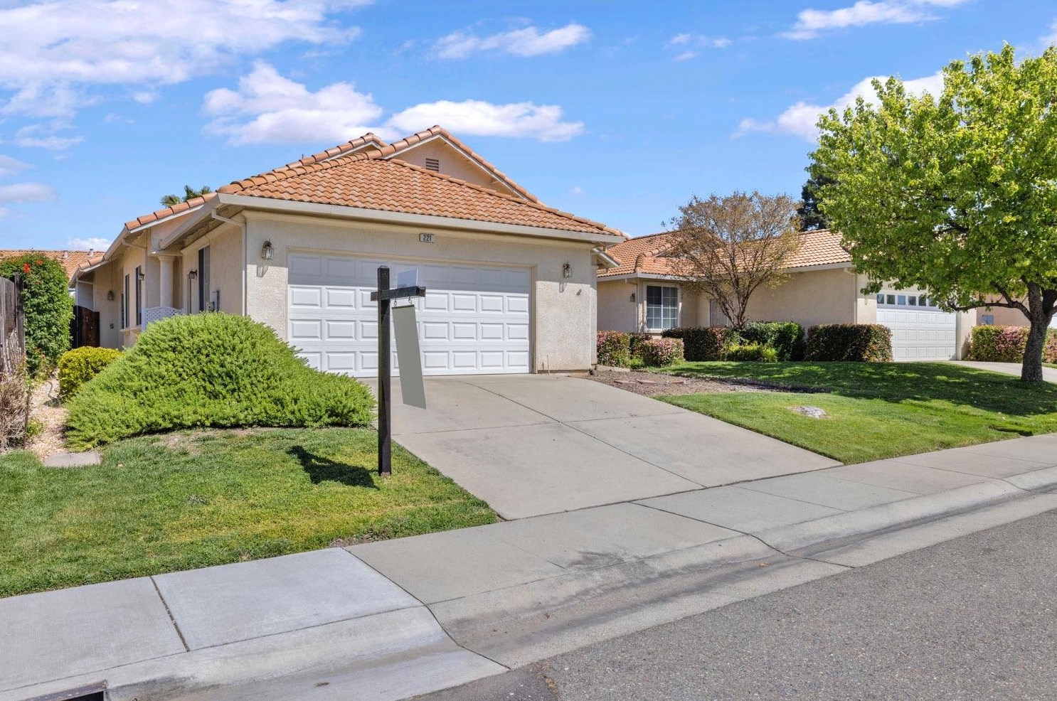 221 Aruba Cir, Sacramento CA  95823-5985 exterior