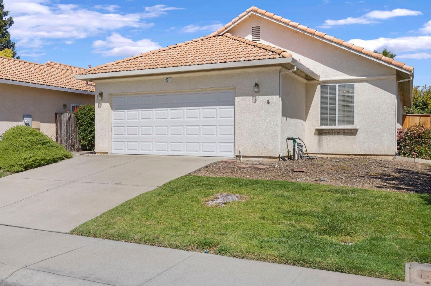 221 Aruba Cir, Sacramento CA  95823-5985 exterior