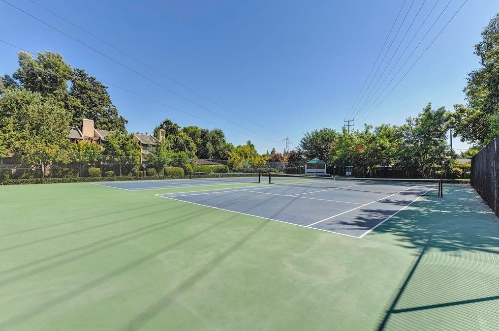 728 Woodside Ln, Sacramento CA  95825-4302 exterior
