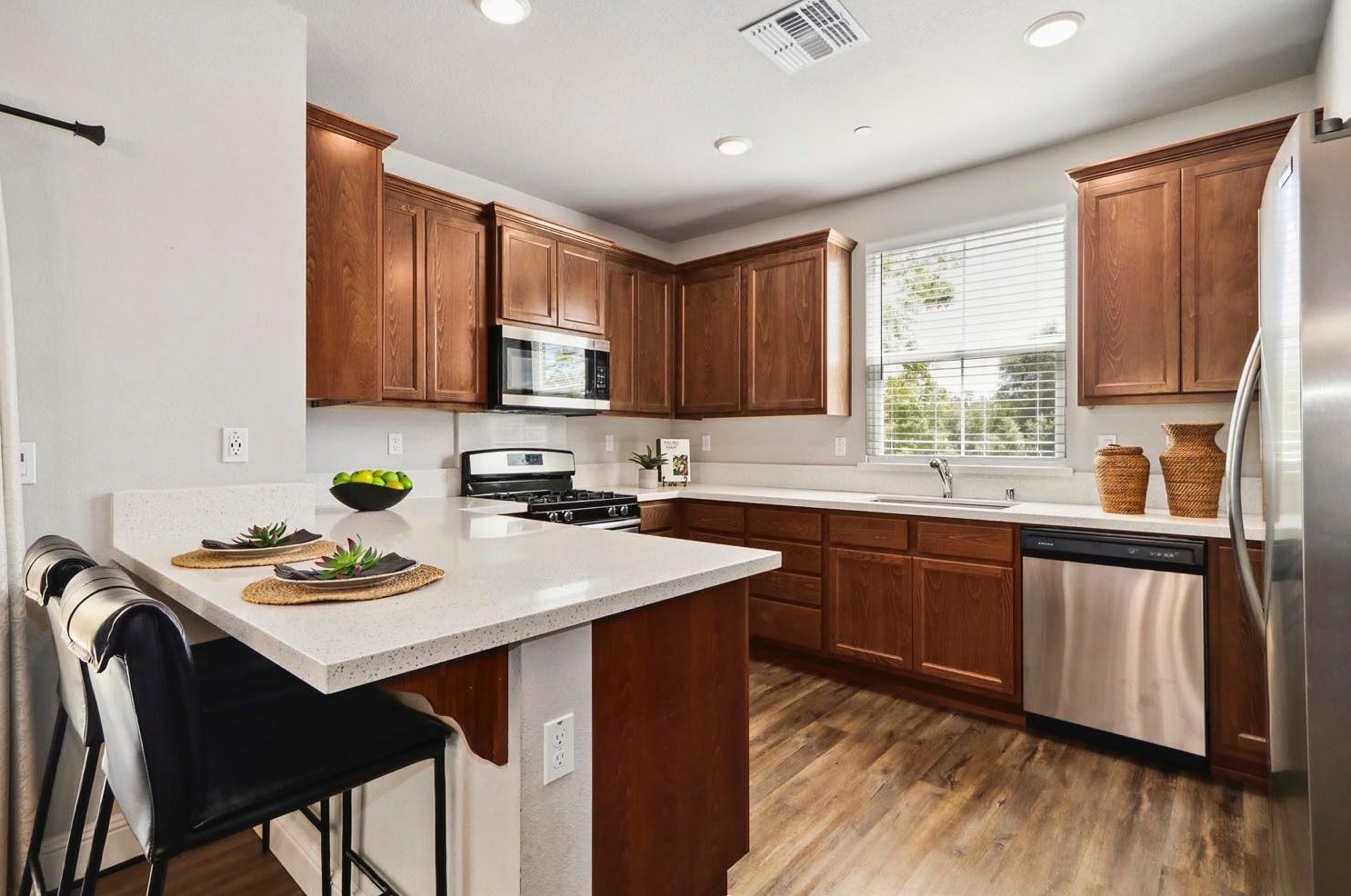 3817 Miners Ravine Dr, Roseville CA 95661-2507 exterior