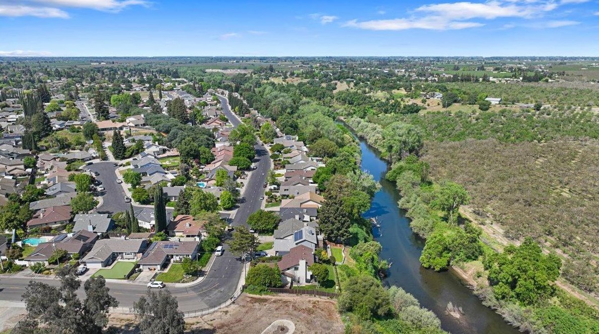 1298 Riv Blf Dr, Valley Home CA 95361-2678 exterior