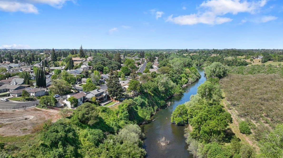 1298 Riv Blf Dr, Valley Home CA 95361-2678 exterior