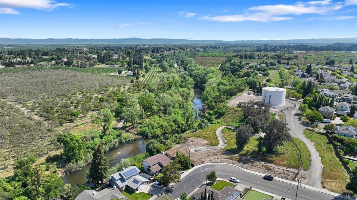 1298 Riv Blf Dr, Valley Home CA 95361-2678 exterior