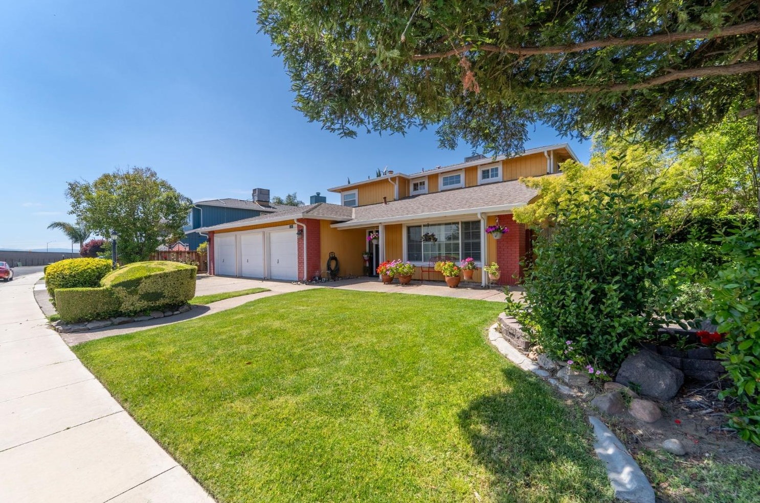 1313 Hunt Rd, Manteca CA  95337-6732 exterior