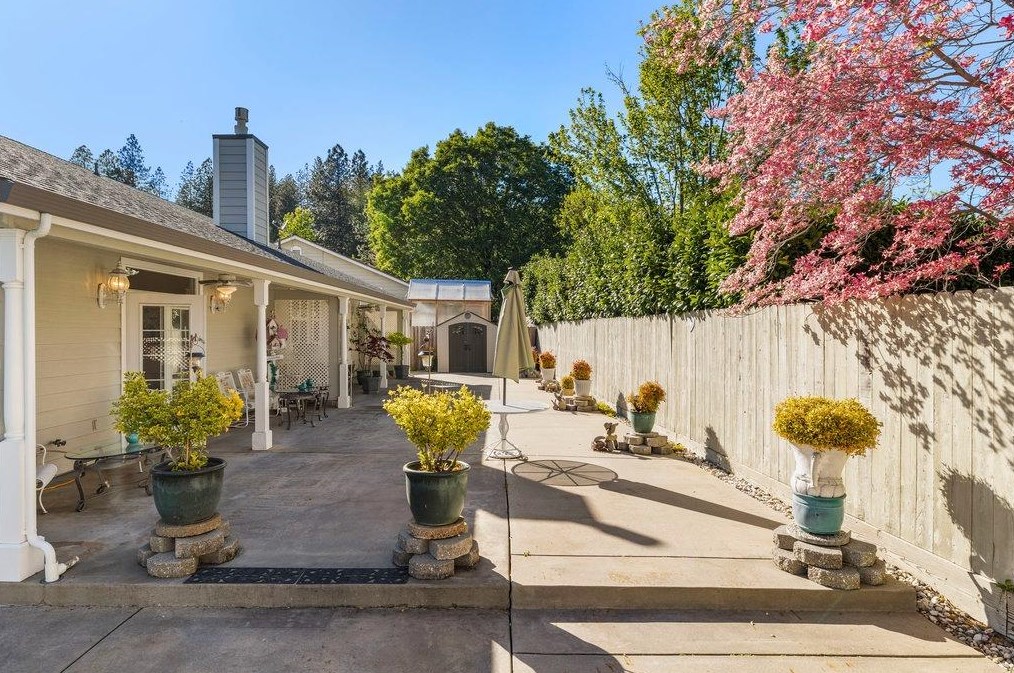 125 Scotia Pne Cir, Grass Valley CA  95945-5418 exterior