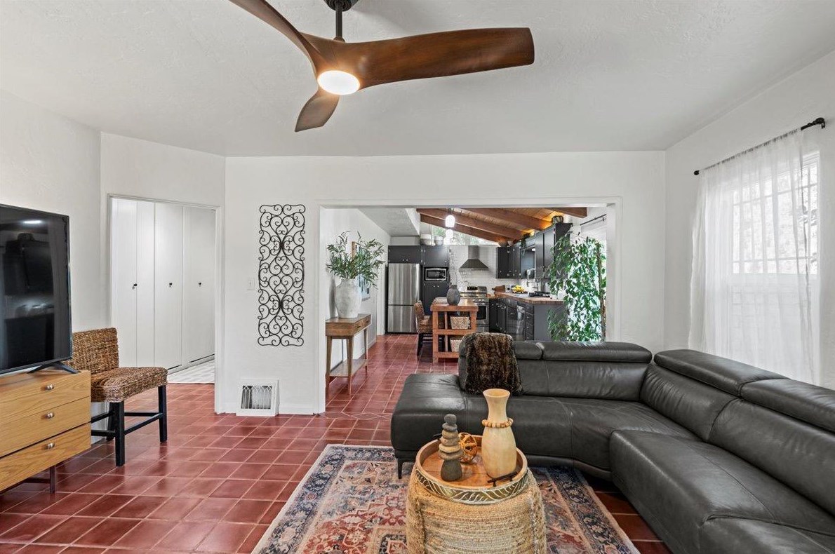 224 Palm Ave, Modesto CA  95350-5422 exterior