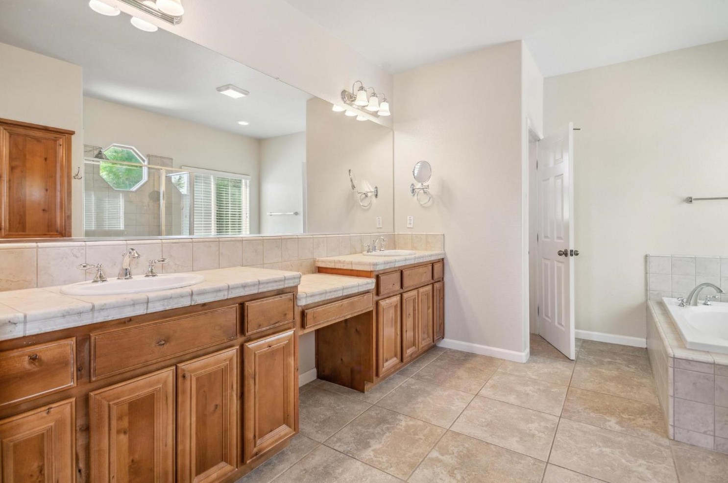 1920 Sevilla Dr, Roseville CA 95747-5062 exterior