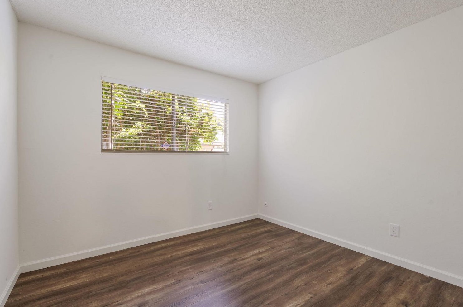 55 Ardsley Cir, Sacramento CA  95823-4117 exterior