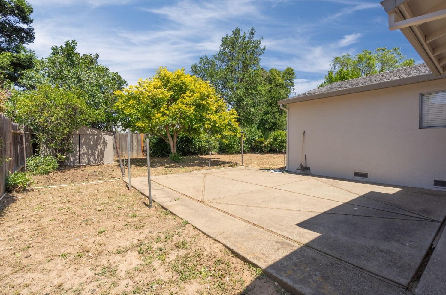 55 Ardsley Cir, Sacramento CA  95823-4117 exterior