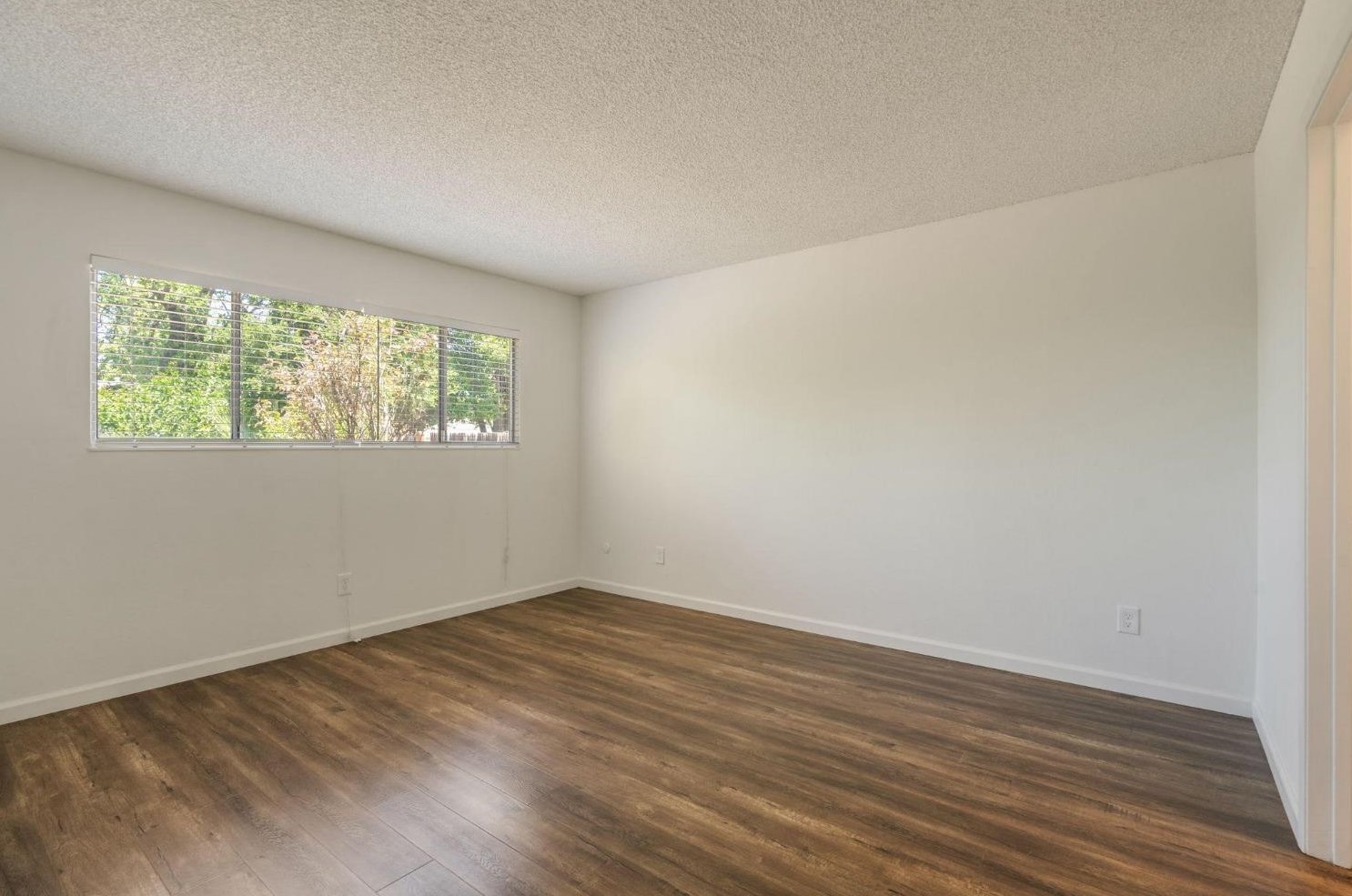 55 Ardsley Cir, Sacramento CA  95823-4117 exterior