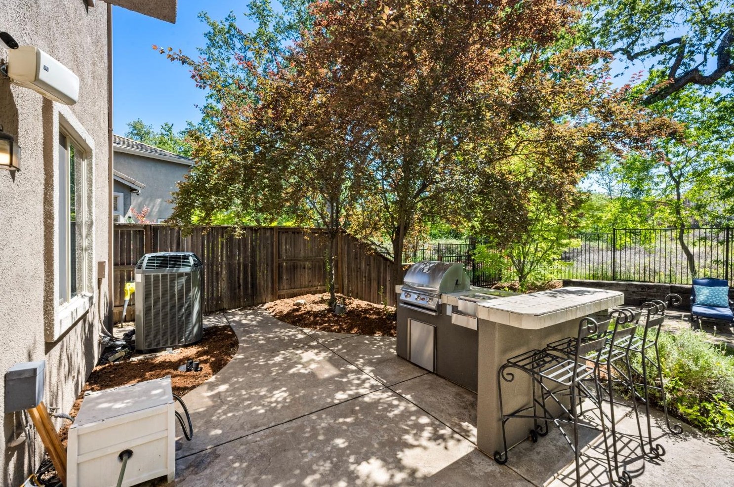 989 Smith Way, Folsom CA 95630-7338 exterior
