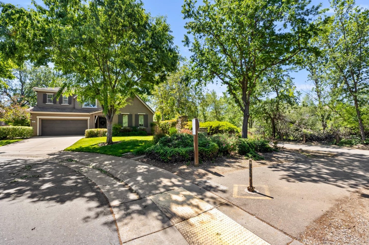 989 Smith Way, Folsom CA 95630-7338 exterior