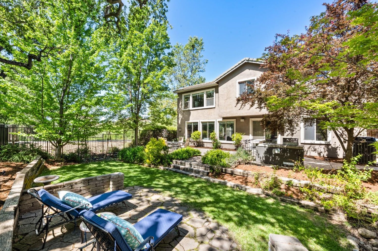 989 Smith Way, Folsom CA 95630-7338 exterior