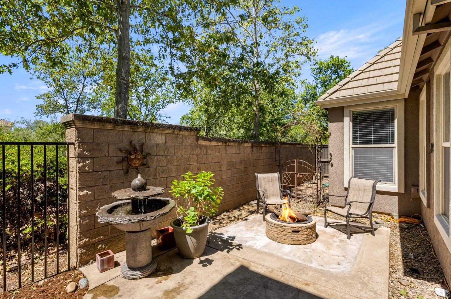 989 Smith Way, Folsom CA 95630-7338 exterior