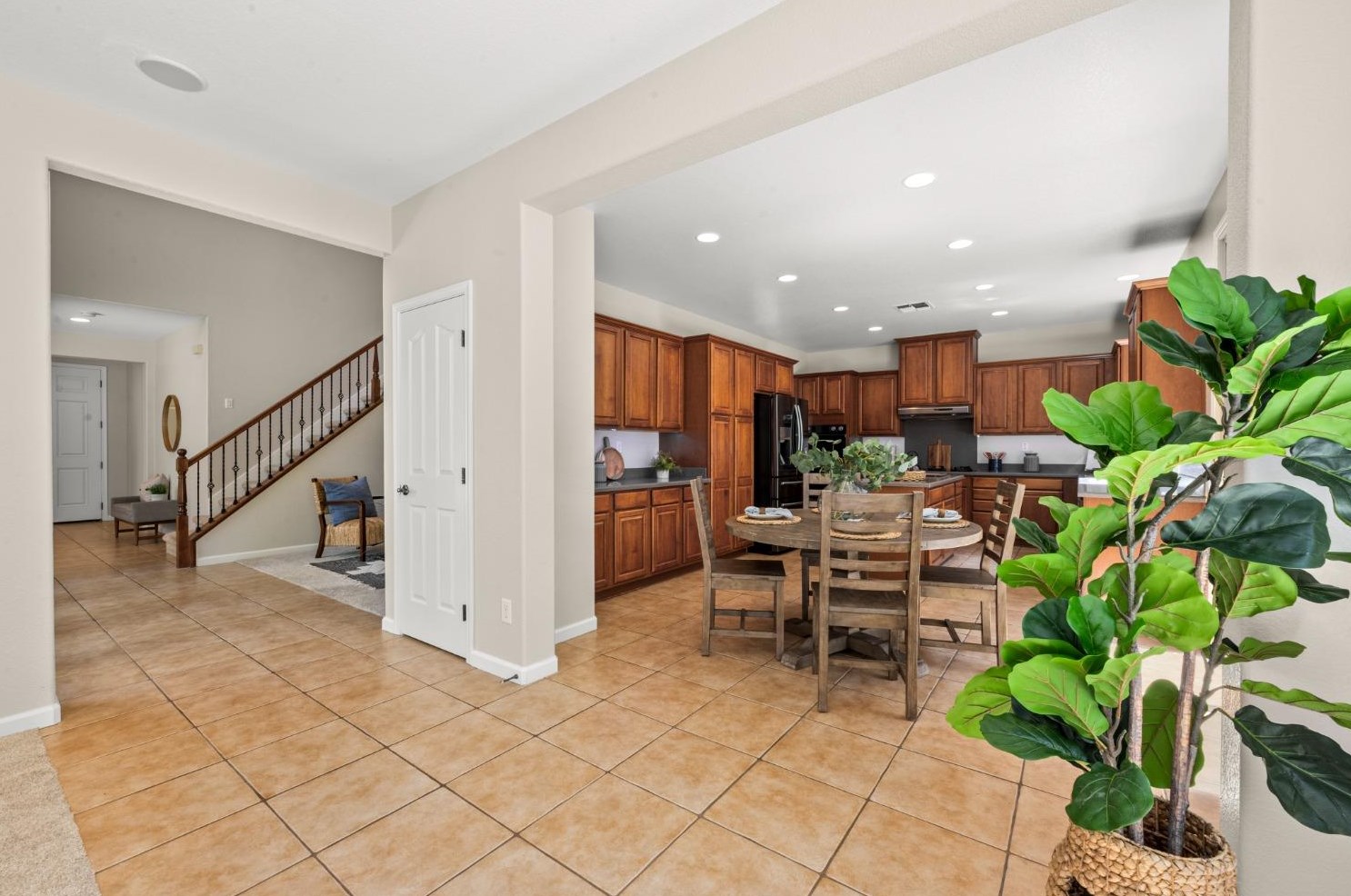 989 Smith Way, Folsom CA 95630-7338 exterior