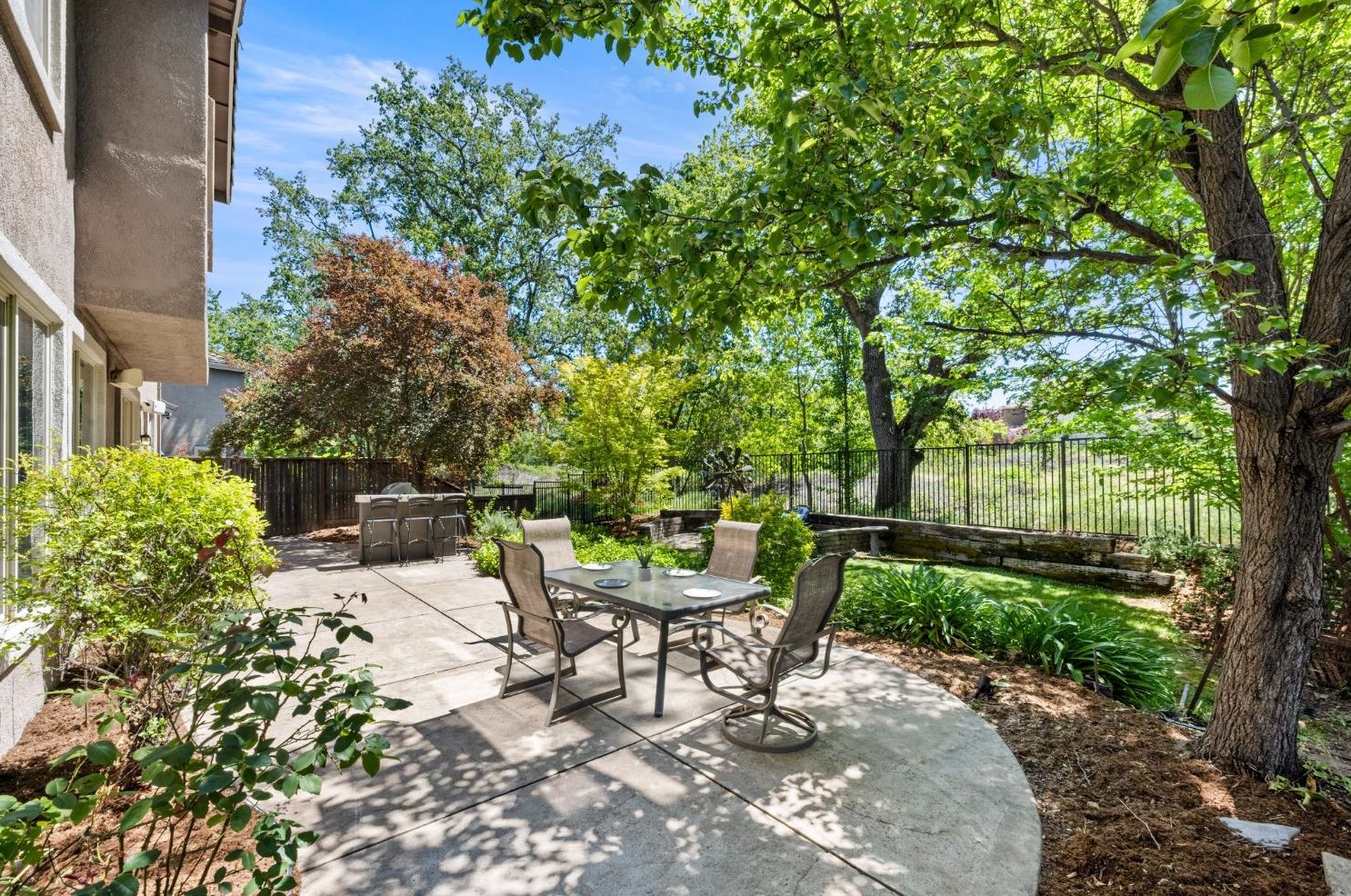 989 Smith Way, Folsom CA 95630-7338 exterior