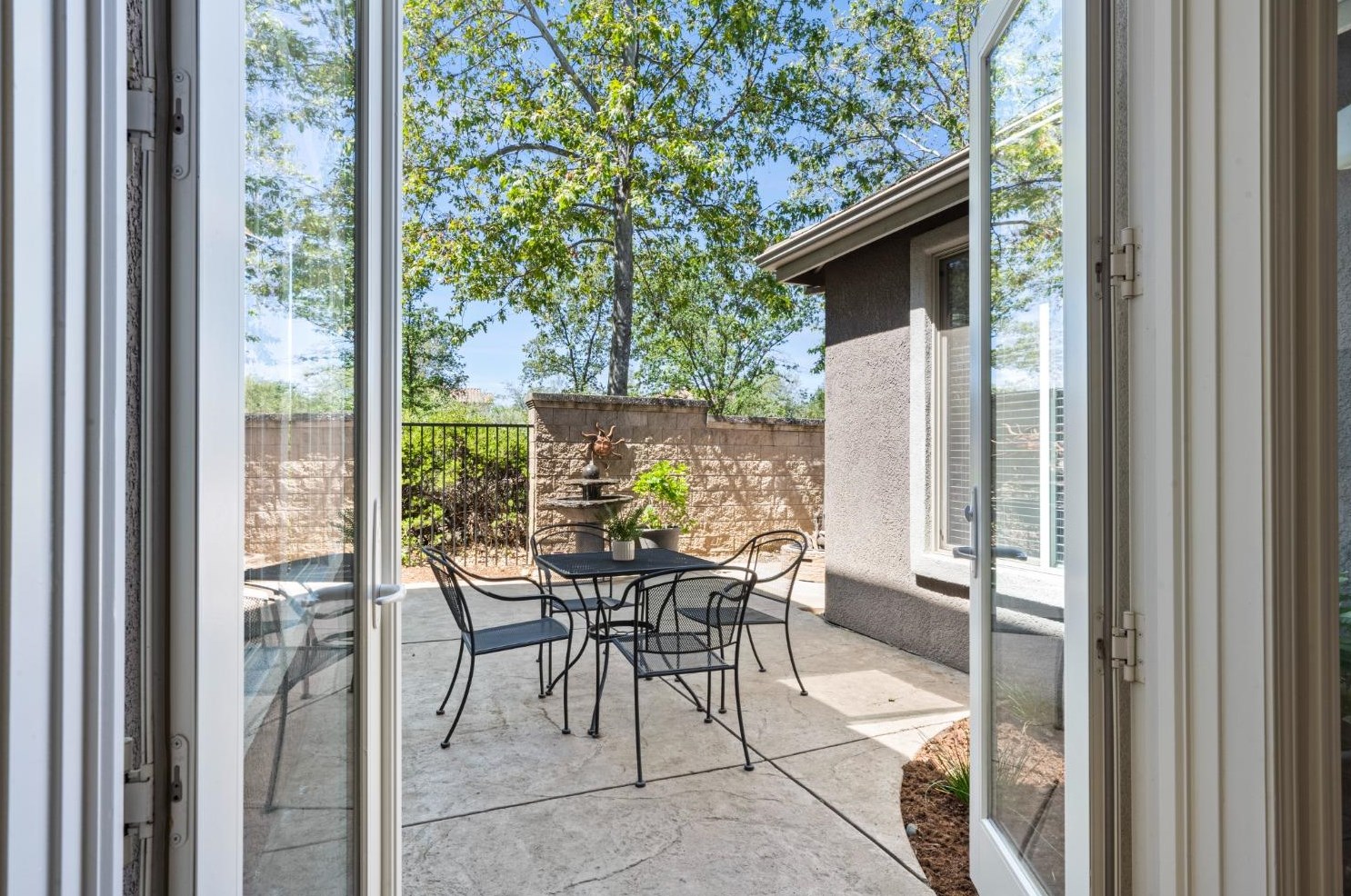 989 Smith Way, Folsom CA 95630-7338 exterior