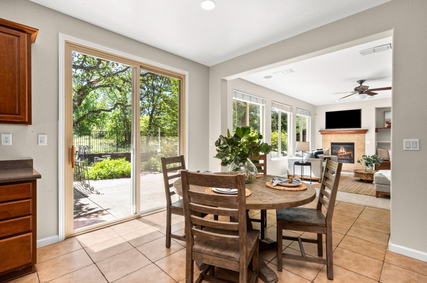 989 Smith Way, Folsom CA 95630-7338 exterior