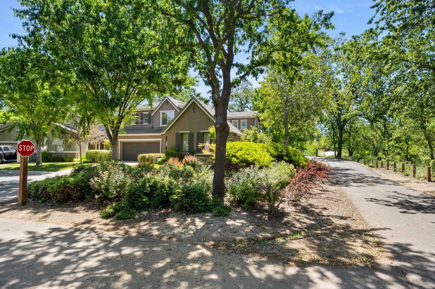 989 Smith Way, Folsom CA 95630-7338 exterior
