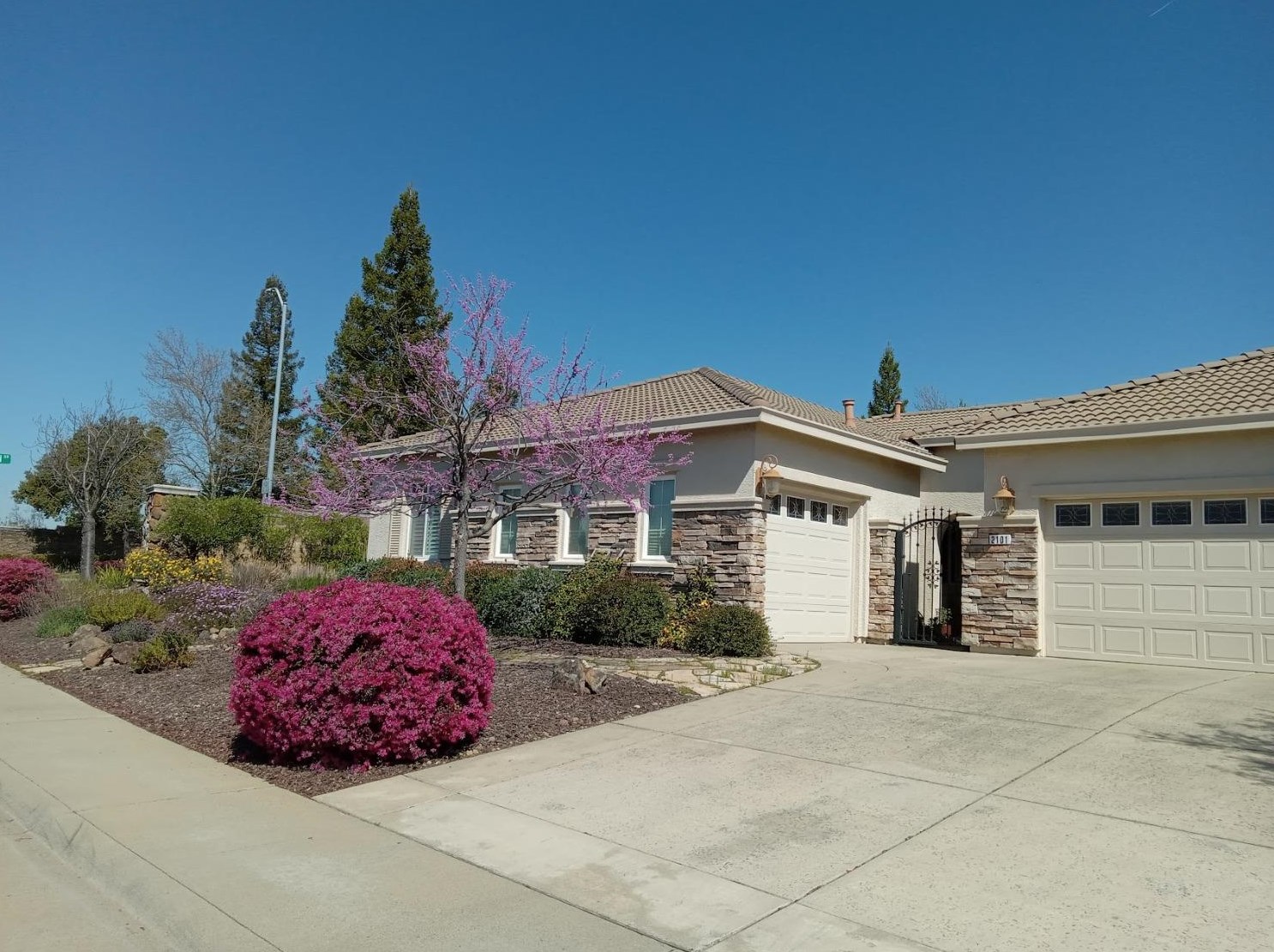 2101 Lysander Way, Roseville CA 95661-3220 exterior