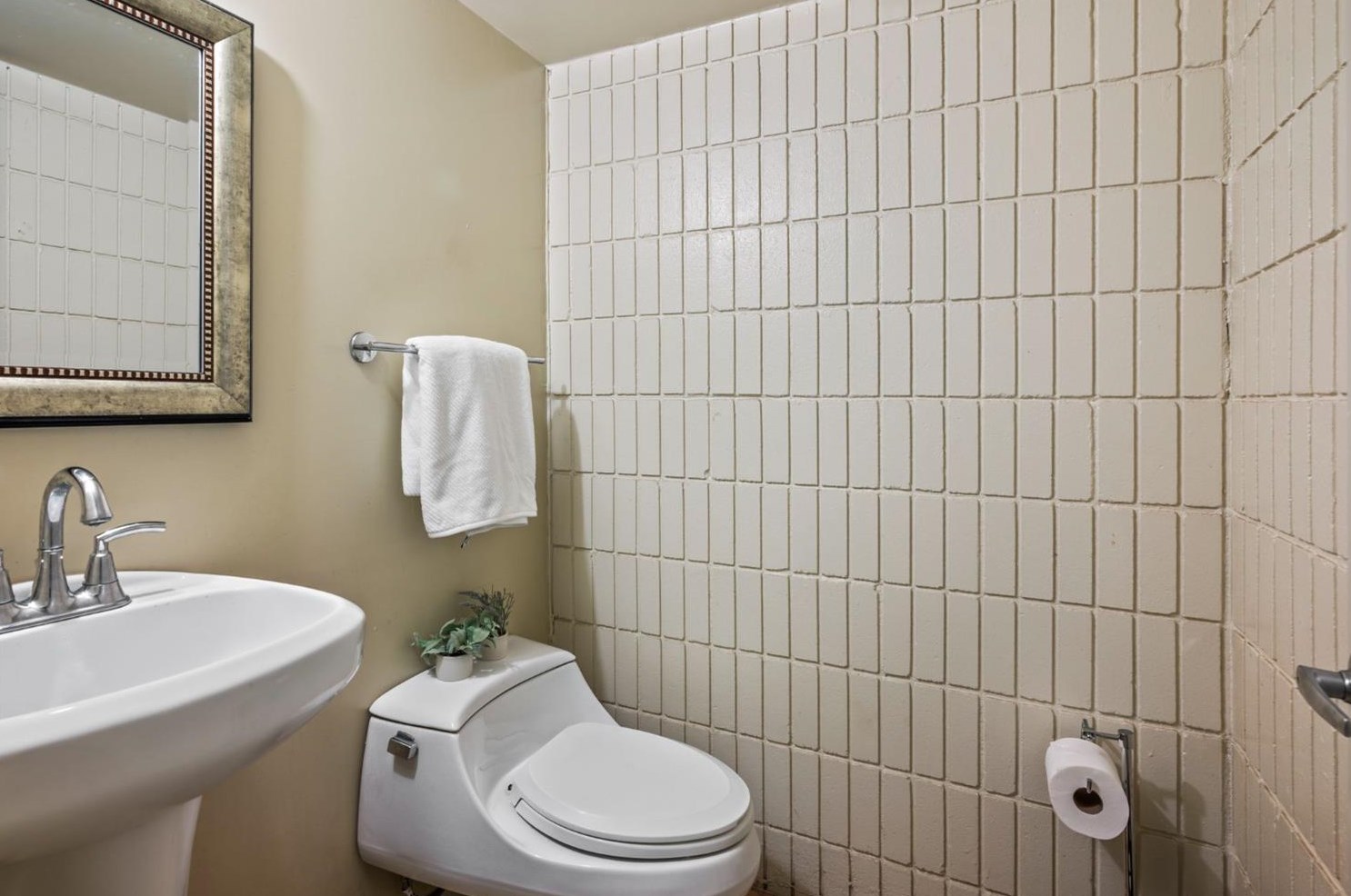 7375 Morningside Dr, Roseville CA 95746-8158 exterior