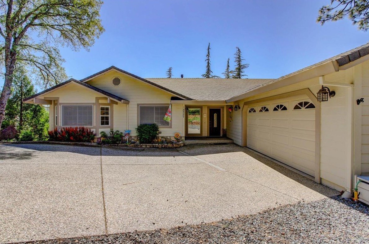 18527 Jayhawk Dr, Lake Wildwood, CA 95946