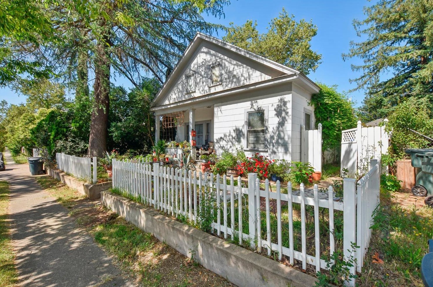 106 B St, Roseville, CA 95678