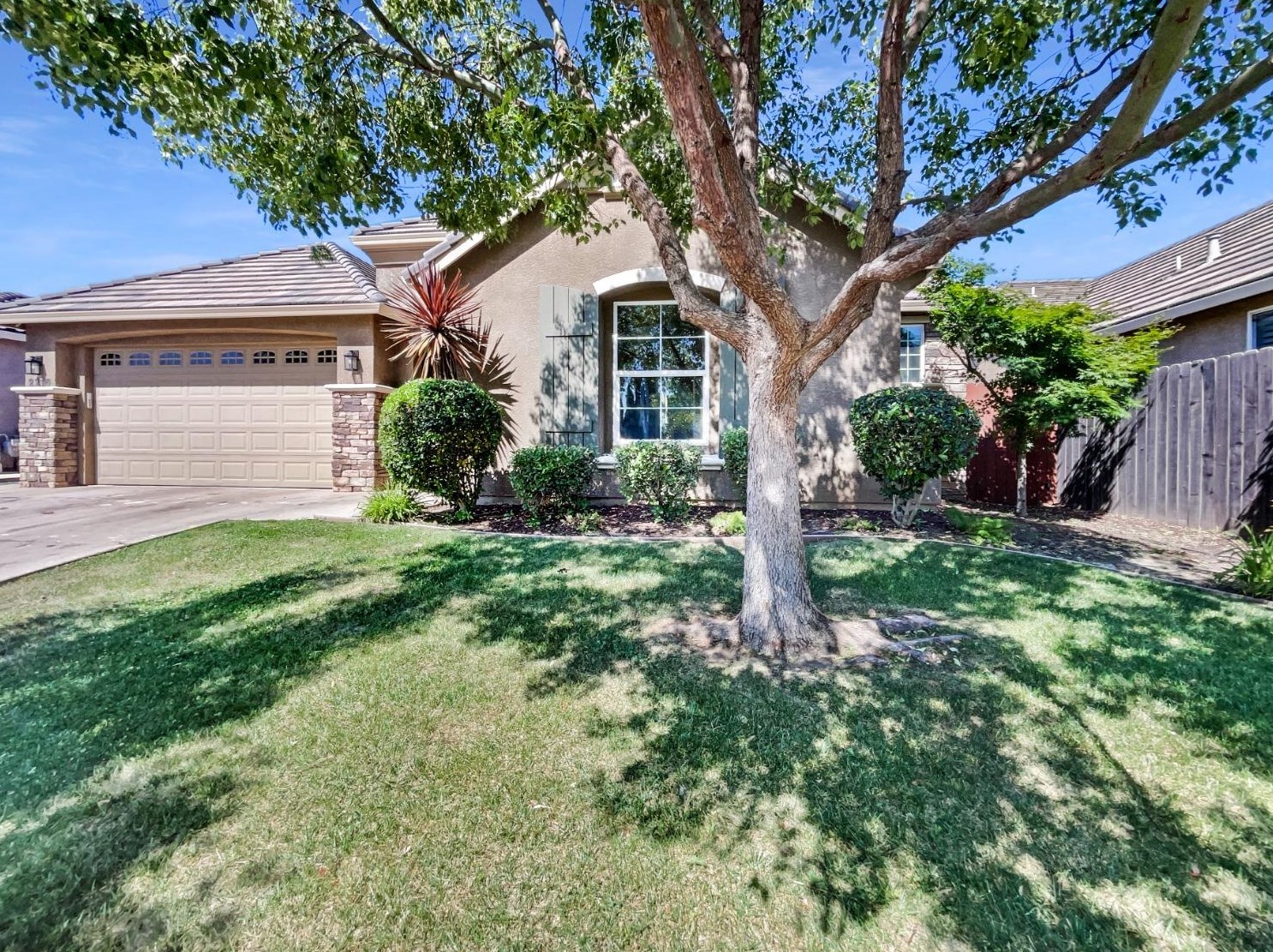 2216 Portsmouth Dr, Yuba City CA  95991-4014 exterior