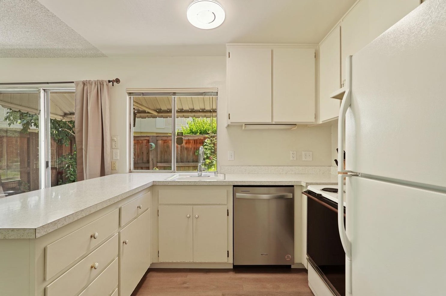 8815 Salmon Falls Dr, Sacramento, CA 95826-1973