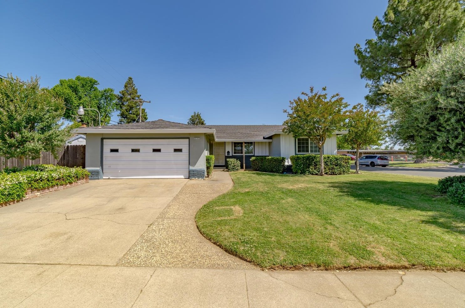 8253 Citadel Way, Sacramento, CA 95826-2919