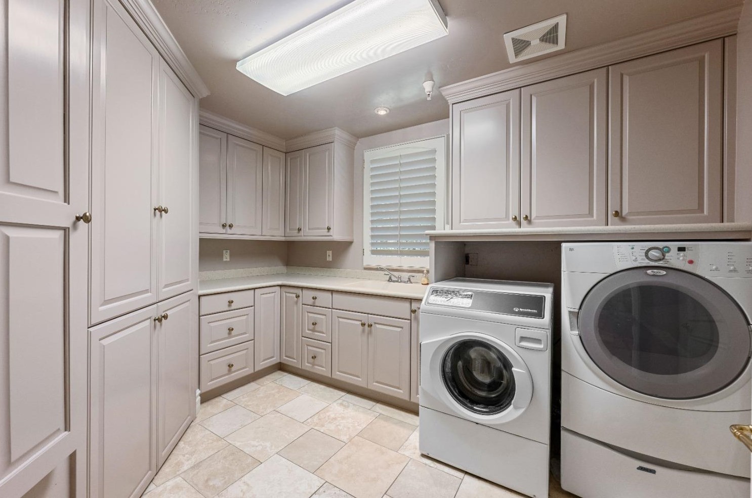 6352 Calle Montalvo Cir, Roseville CA  95746-5821 exterior