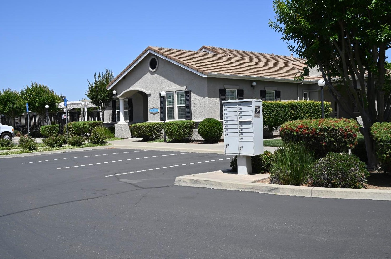 1584 Duke Dr, Livingston CA  95334-9343 exterior