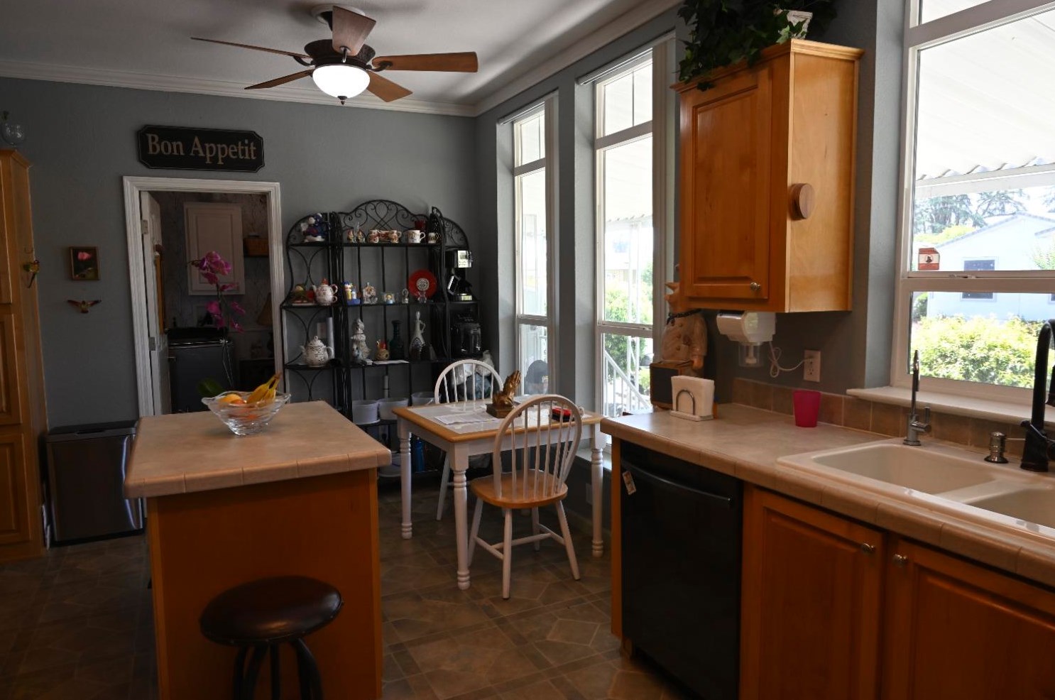 1584 Duke Dr, Livingston CA  95334-9343 exterior