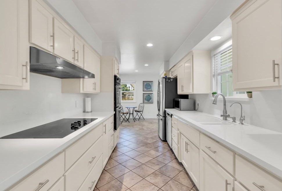 1840 Maryal Dr, Sacramento CA  95864-1548 exterior