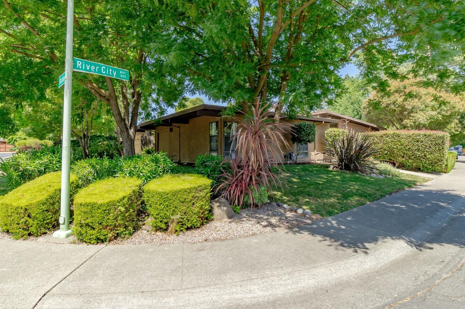 2 Bobber Ct, Sacramento, CA 95833-1820
