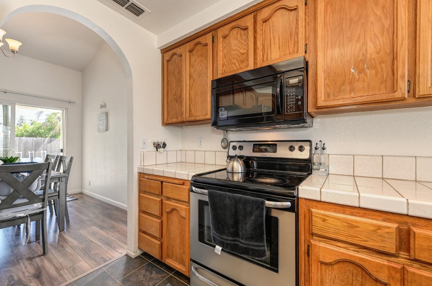 8220 Stevenson Ave, Sacramento CA  95828-5208 exterior