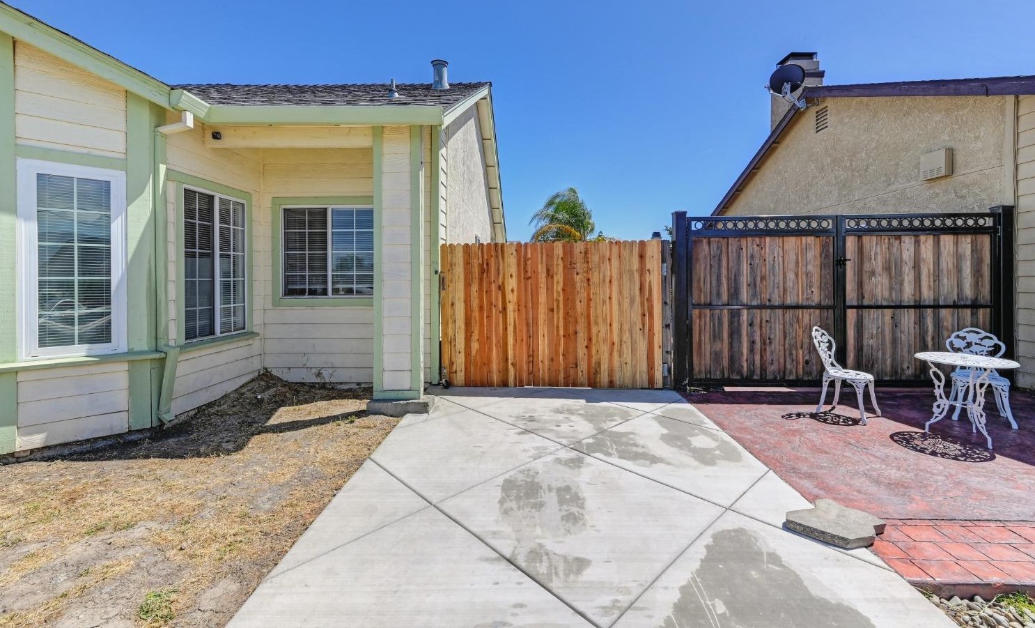 8220 Stevenson Ave, Sacramento CA  95828-5208 exterior