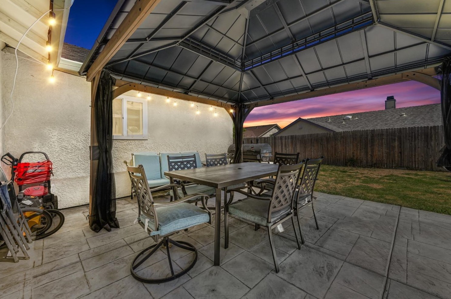 8220 Stevenson Ave, Sacramento CA  95828-5208 exterior